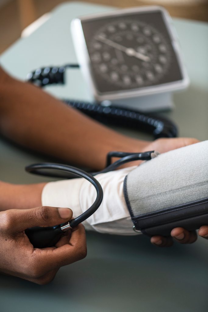 Un medecin en train prendre la tension d'un patient