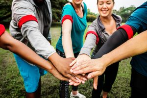 personnes formant une équipe joignant les mains