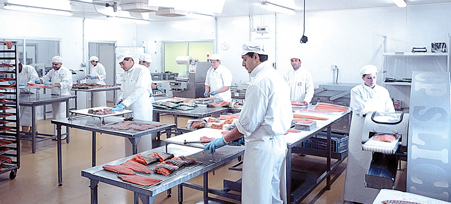 atelier agroalimentaire personnes préparant du poisson