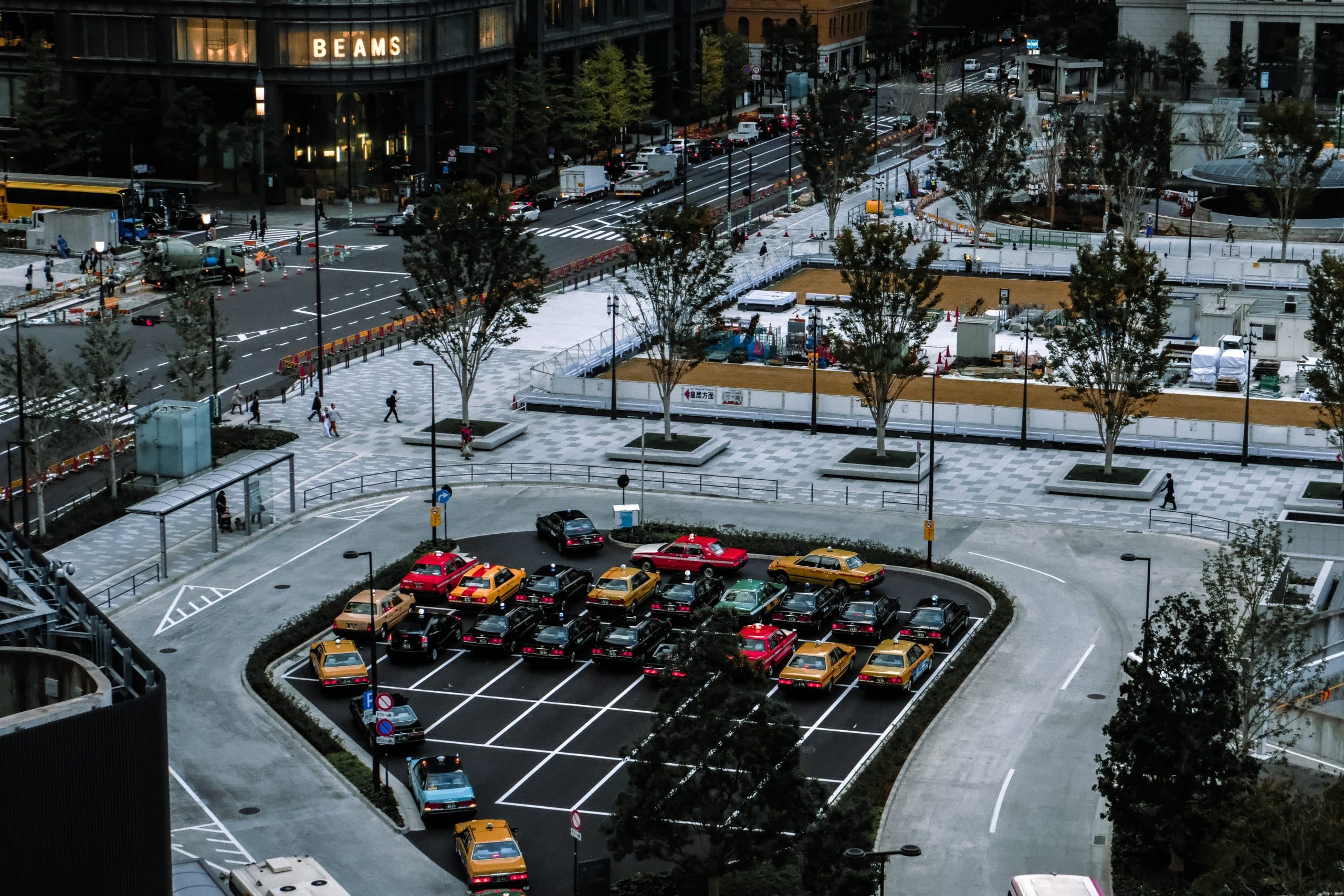 Parking avec voitures colorées vu de haut