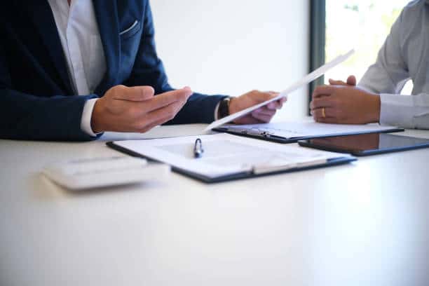 Gros plan sur les mains d'un homme et d'une femme d'affaires qui négocient un contrat