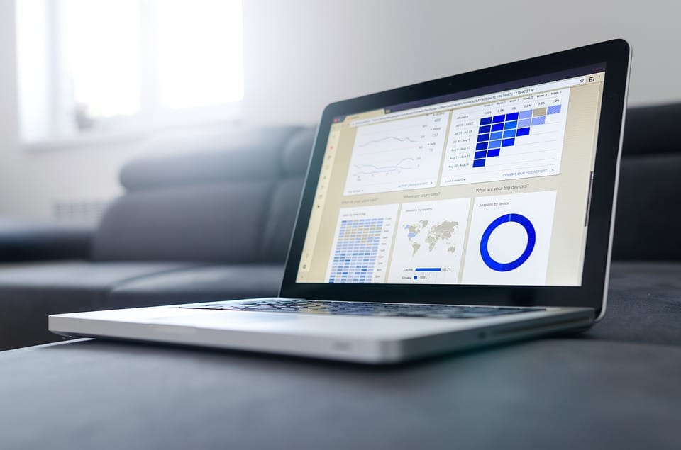 ordinateur portable avec statistiques et graphiques à l'écran