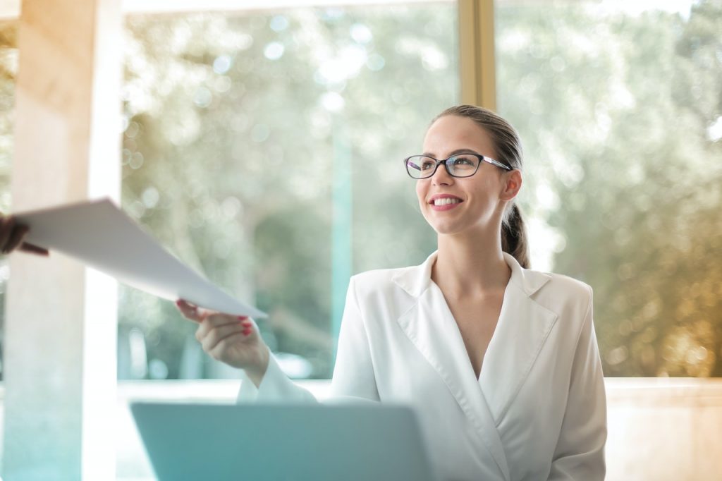 femme qui reçoit des documents