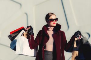 femme pendant sont shopping avec des sacs